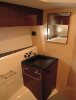 AL DETALLE EN INTERIOR Los baños instalan lavamas de diseño de superficie inclinada y ducha independiente con mampara circular corredera.