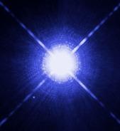 000K, son débiles porque su tamaño es muy pequeño. E.g., la WD compañera de Sirio, con un período orbital de 50 años, que a pesar de su cercanía fue muy difícil de detectar.
