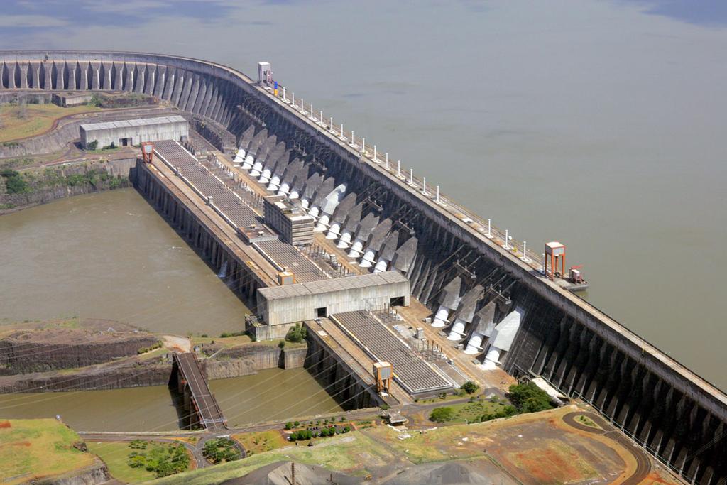 La represa de Itaipú tiene 7.744 metros de extensión y un alto máximo de 196 metros, el equivalente a un edificio de 65 pisos.