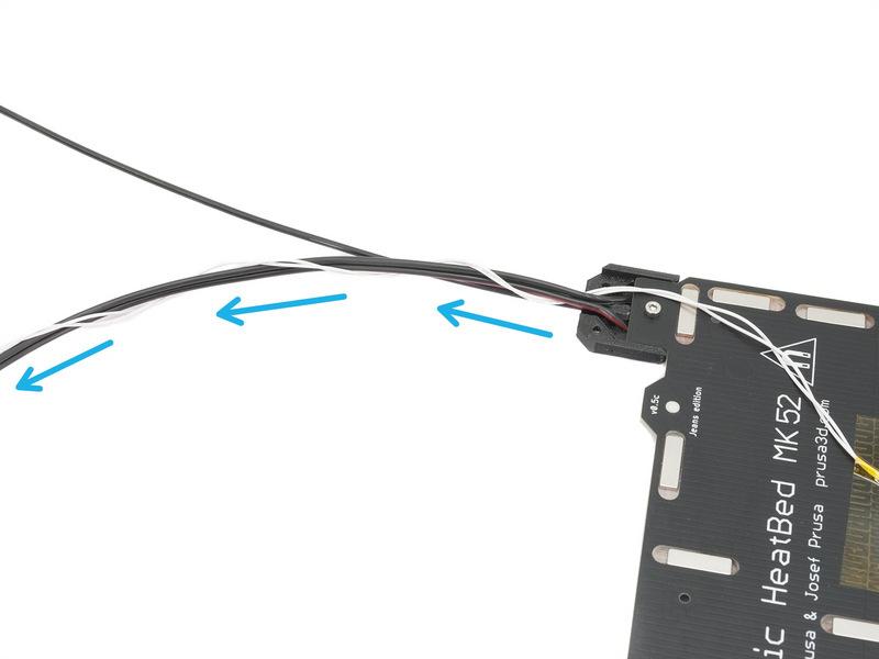 hueco debajo de la base, de manera que cuando se mueva la base durante una impresión, el cable no se soltará del centro de la