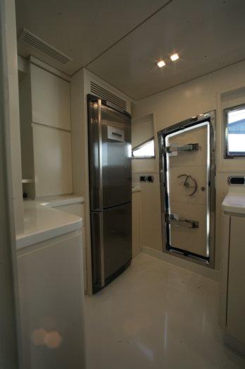 en el costado contrario, completa, con vitrocerámica, frigorífico de gran De uso particular, en babor se ha instalado el baño para los ocupantes de la cabina de proa.