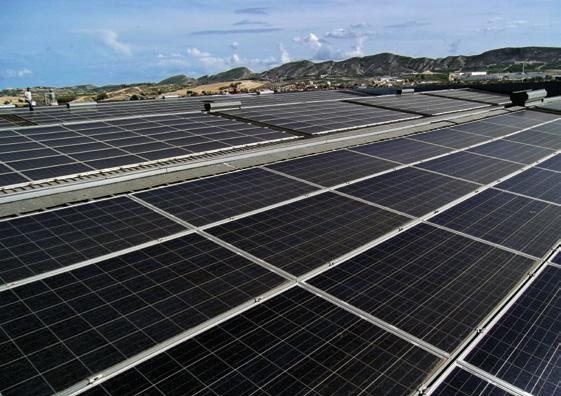 Instalación fotovoltaica sobre cubierta industrial del Proyecto Beniel de la empresa Fotona.