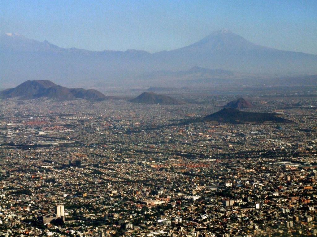 Gobernanza Metropolitana en México Zona Metropolitana - ZM Conjunto de dos o más municipios donde se localiza una ciudad