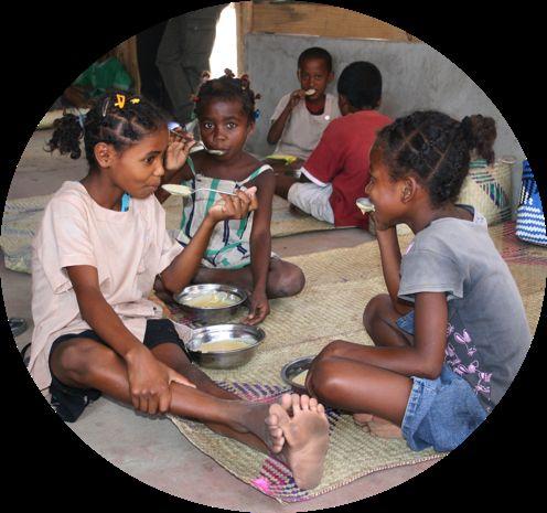 MADAGASCAR Comedores escolares para combatir la malnutrición y el abandono escolar 1,5 millones de niños no asisten a la escuela en Madagascar.