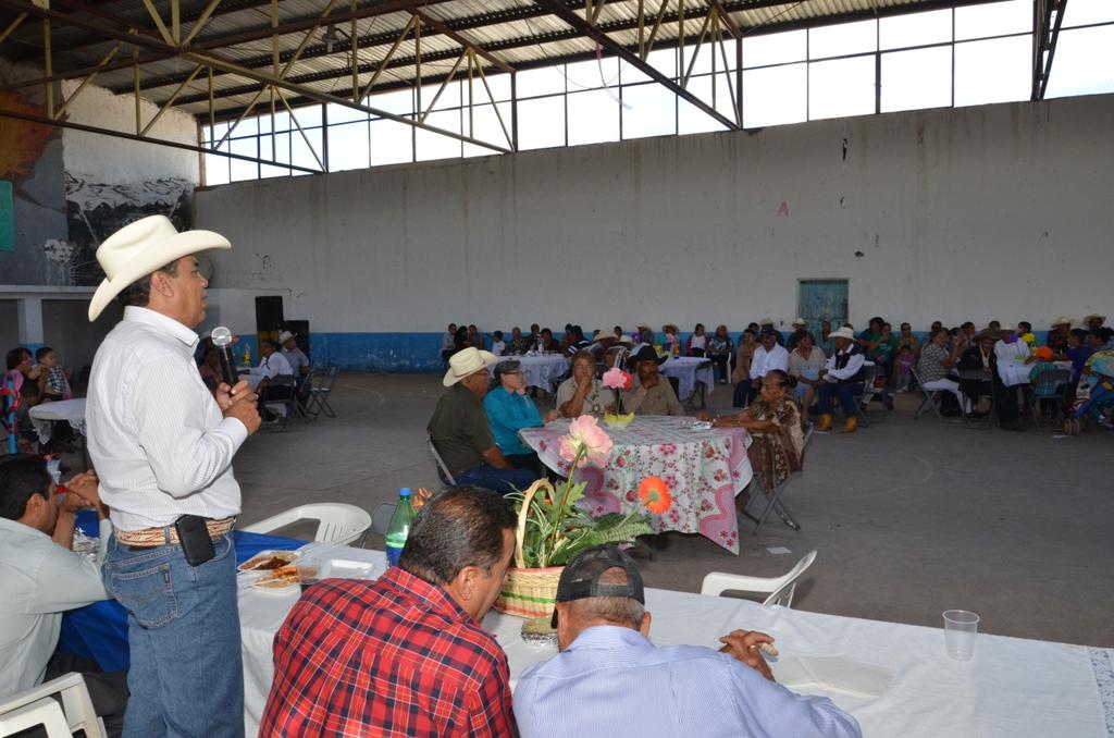 12/09/2014 Evento de Aniversario de la tercera edad grupo Lucero de la Mañana En la comunidad de Narciso Mendoza se celebró el 17 aniversario del grupo Lucero de la Mañana al cual asistió el Ing.