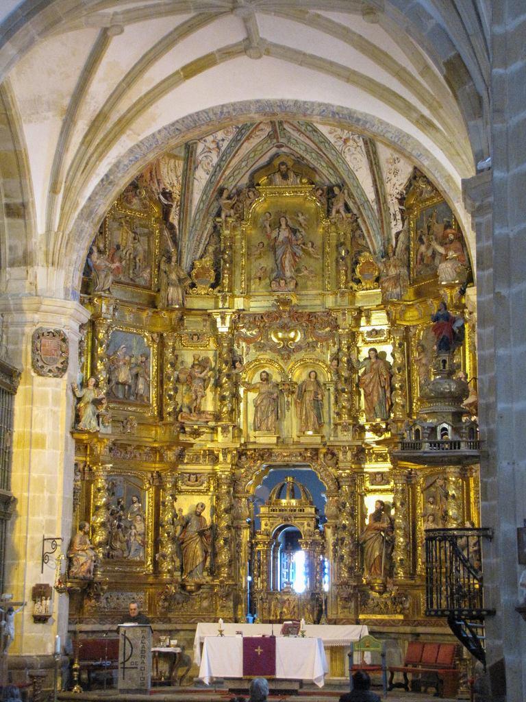 En 1988 se acometió la restauración del retablo, en el transcurso de la cual se cementaron los anclajes, se revisó y consolidó la madera, se restauraron los relieves y se recuperó la policromía