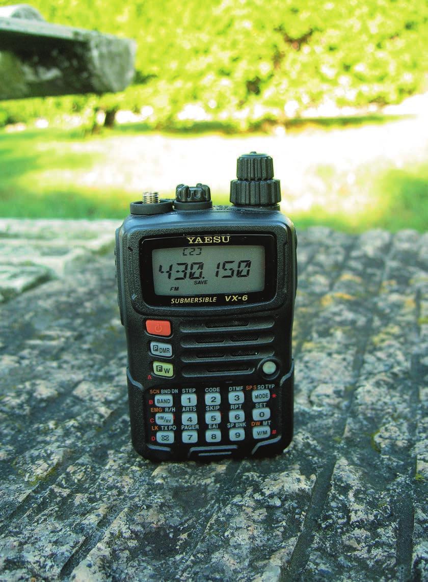 VHF Yaesu VX-6R Precio: 301,60 euros POR JULIÁN ARES Sumergible, como el VX-7R, y con bastantes opciones de éste, el VX-6 es un pequeño