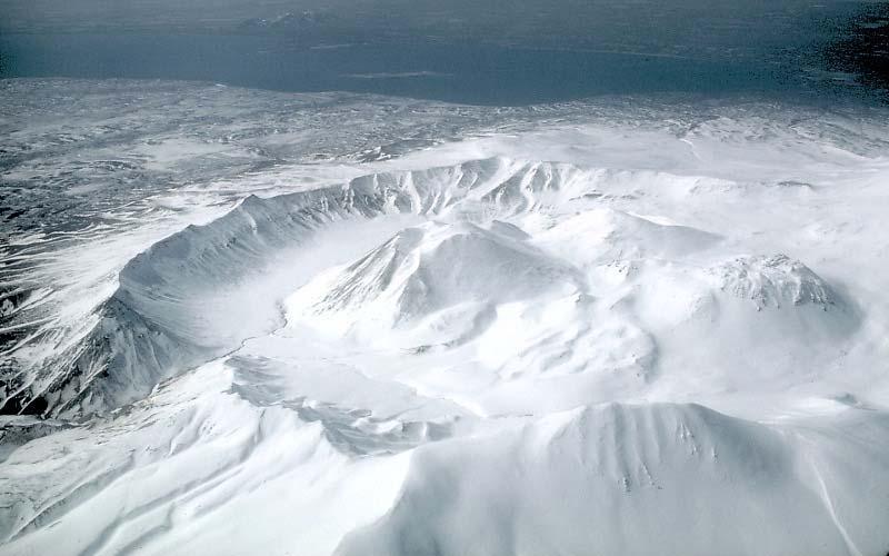 La caldera tiene 10 km de diámetro, y una profundidad de 500 a 1 000 m. Foto M.