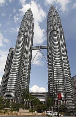 TORRES PETRONAS Situadas en Kuala Lumpur fueron los edificios más altos del mundo entre 1998 y 2003, superados el 17 de octubre de 2003 por el edificio Taipei 101 en Taiwán.