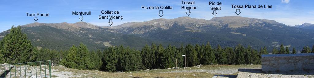 4h30 - Pla de Llet (2.145 metres) Impressionant mirador de la Serra del Cadí. Examinem la llarga succesió de pics que ascendirem. Panoràmica des del Pla de Llet Baixem cap al Coll de Queralt.