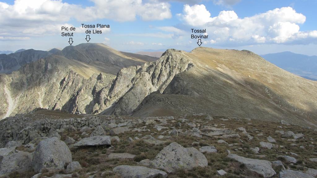 9h00 Pic de la Colilla (2.835 metres) Després d'una baixada i una pujada, no massa llargues, arribem al costat del Tossal Bovinar.