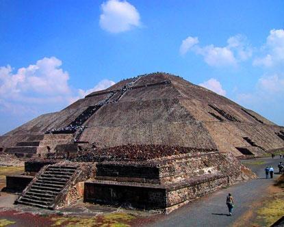 Teotihuacan El periodo de fundación, auge y decaimiento de Teotihuacán fue de el año 200 a.c al 700 d.c. Este periodo coincide (300a.C. al 100 a.c.) con el decaimiento de Cuicuilco, y el momento en que Teotihuacan duplica su población.