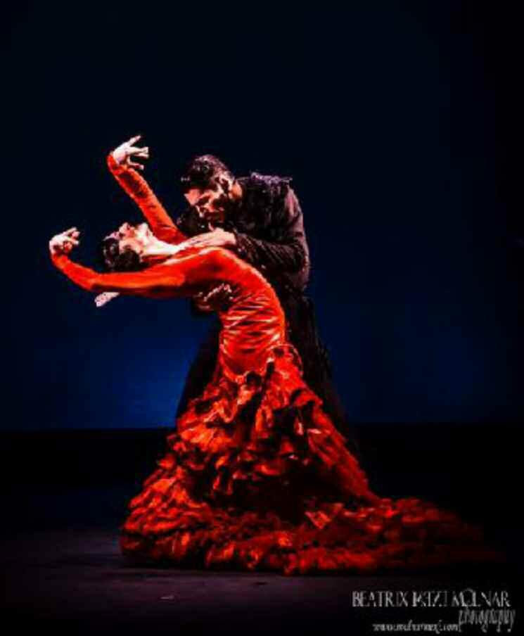 EL TABLAO Y SOCIEDAD BENDITA Carlos Rodríguez & Ana Agraz Bendita es un espectáculo que combina el flamenco y la danza española de la mano de dos grandes bailarines de la escena española, Carlos