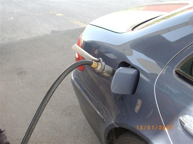 el vehículo y pulsar un botón situado en el propio surtidor para cargar el gas AUTO GAS GLP deseado en el depósito.