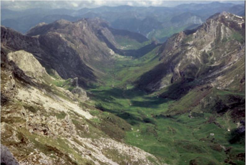2. Los rebordes montañosos de la Meseta 2.2. Cordillera Cantábrica Valle glaciar, con la típica