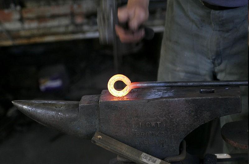 Herrero forjando manualmente Forja: modificación de los metales por deformación