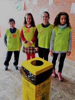 Para ello, recurre a la misión Reciclaje y medio ambiente para que, entre varios equipos de alumnos, recorran el colegio.