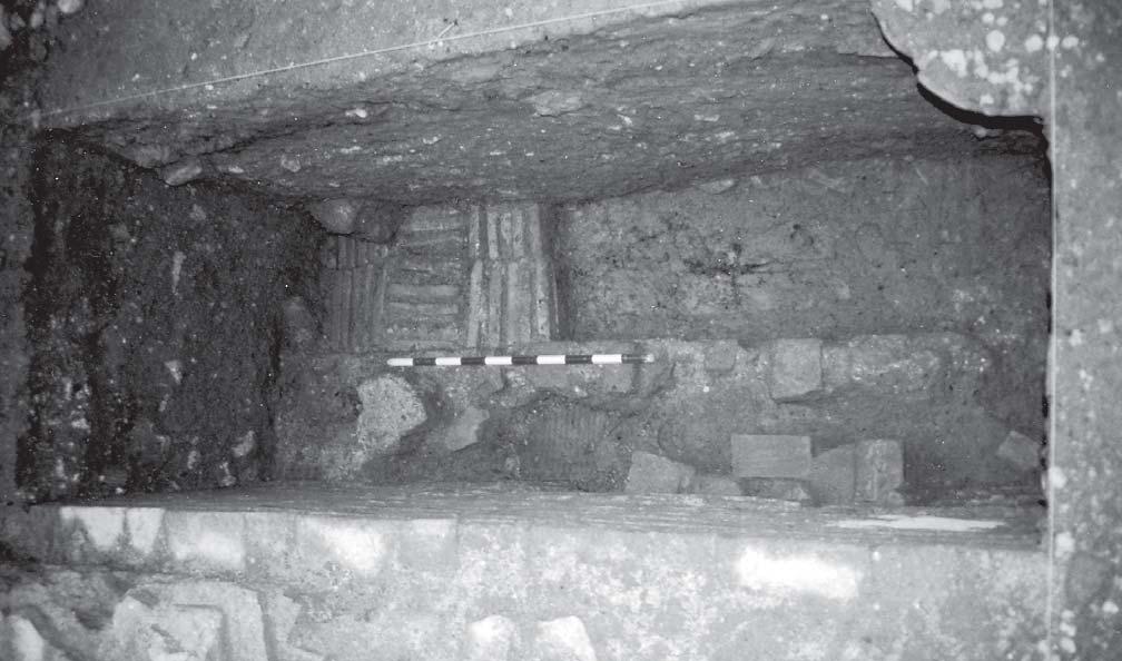 Detalle de restos mudéjares: posible pared del arriate y pavimento del