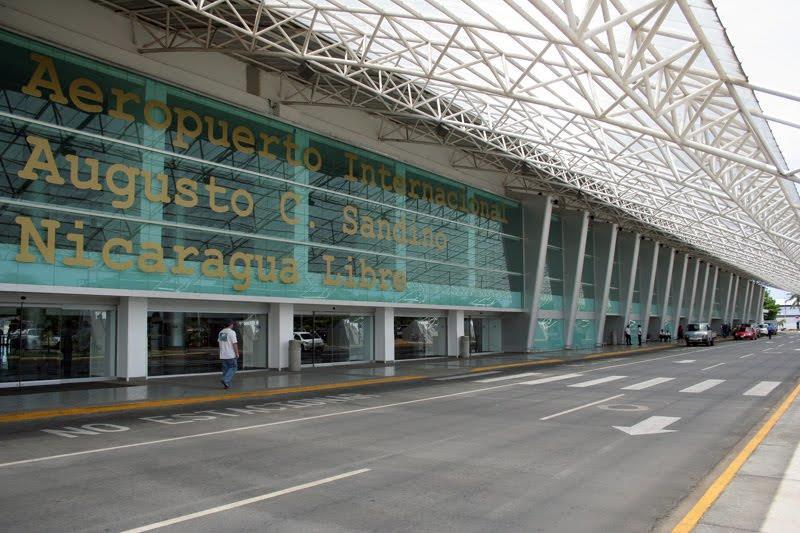Gráfica 8: Aeropuerto Internacional Augusto C. Sandino Fuente: www.aeropuertos.net Acceso Terrestre Según la CIA, Nicaragua tiene 23.897 km de vías de acceso, dentro de las cuales hay 3.