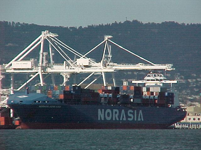 101400 Clasificación general de las mercancías que se transportan por mar. 1.020 millones de toneladas fueron transportadas como mercancía general. 1.300 millones de toneladas de mercancías fueron transportadas en contenedores, un 5,4% más que en 2007.