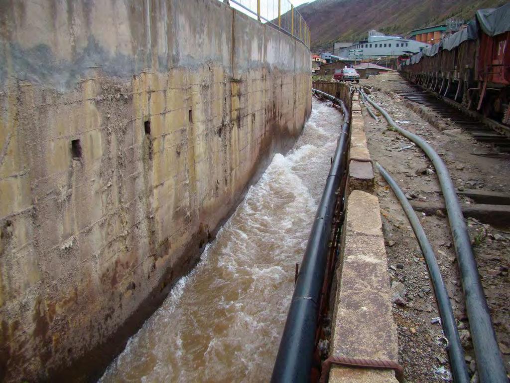 E-2B: Río Rímac canalizado con concreto al borde de Casapalca.