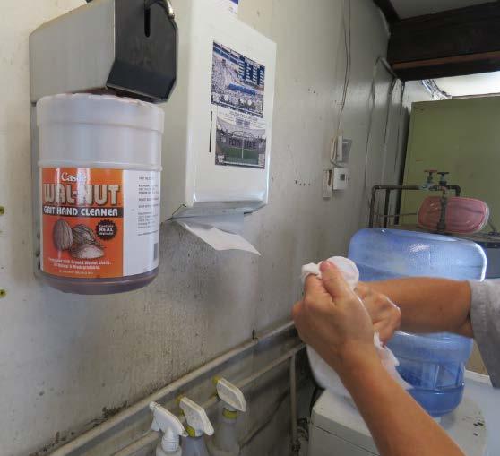 Suministros de descontaminación para trabajadores agrícolas Agua Jabón Toallas desechables Foto