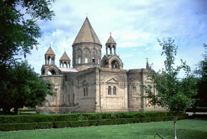 Catedral Etchmiadzin.- Fue fundada por San Gregorio el Iluminador y construida entre los años 301 al 303 bajo el reinado de Tiridates III, rey de Armenia, sobre un templo pagano.