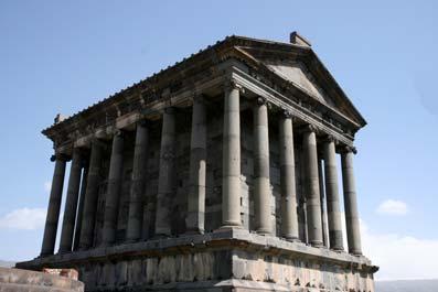 Es un impresionante monumento de la arquitectura clásica, obra del siglo I después de Cristo, construido por el rey Tiridates I de Armenia. Templo de Garni.