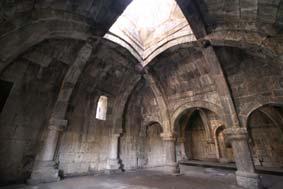 Después del almuerzo en un restaurante de la zona nos dirigiremos al cercano Monasterios de Haghpat, edificado a lo largo de los siglos X al XIII, considerado el mayor monasterio medieval de Armenia