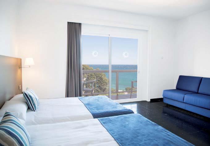 El hotel está situado en la animada ciudad de Platja d Aro, Costa Brava, y tiene acceso directo a la playa.