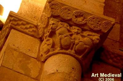 .- Fíjate bien en la ornamentación románica presente en el interior de San Miguel.