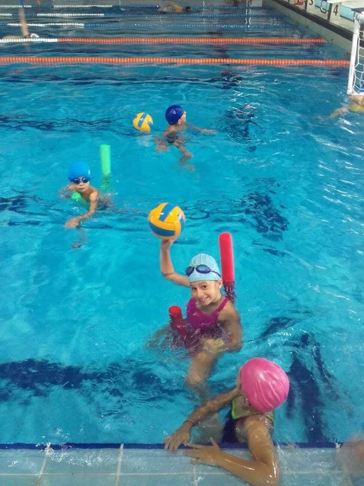 1.2.2 ACTIVIDAD AGUA: WATERPOLO Este tiempo se dedicó a la realización de actividades físicas dentro del agua, tanto deportivas como juegos que impliquen movilidad, para desarrollar las capacidades y