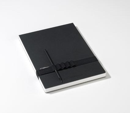 El cuaderno está compuesto por hojas de papel Munken Polar Rough (100 hojas) de 100 g, las tapas son de fotocartón de 700 g (portada y contraportada, revestimiento doble).