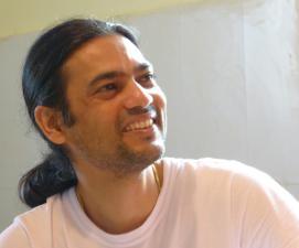 Miembro del Nirpeksha Sannyas Ashram (Khadana, India) y fundador del Centro Shri Vivek especializado en yoga, ayurveda y crecimiento personal en Barcelona, es maestro yogui (Yoga, Meditación,
