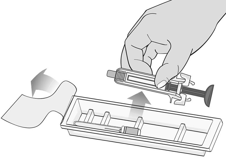 Paso 3: Saque la jeringa precargada y revísela visualmente Quite la película protectora de la bandeja de plástico y saque la aguja y la jeringa sujetando la jeringa por la mitad del cuerpo sin