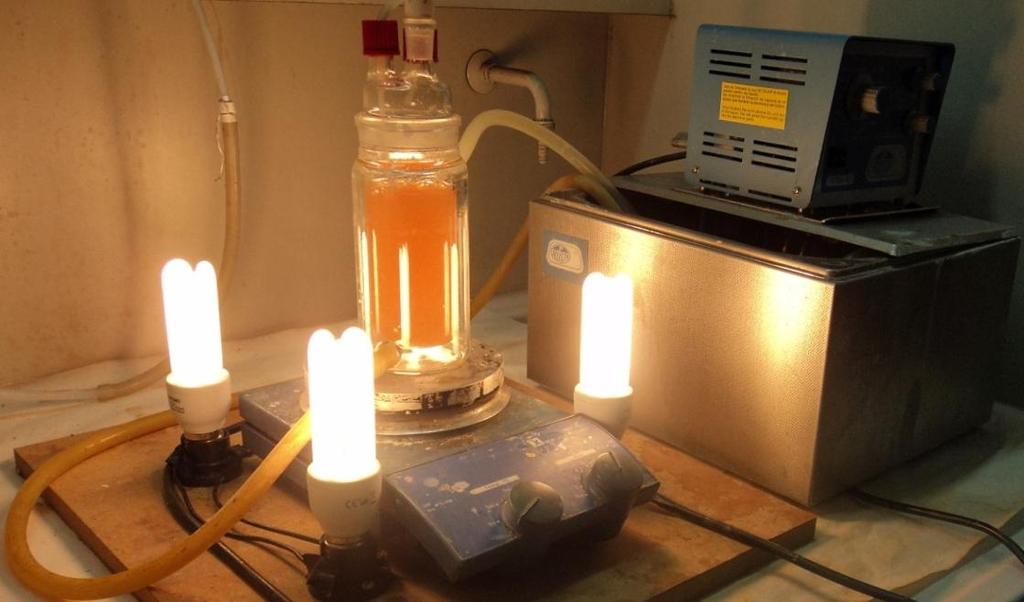 CAPÍTULO 2 EXPERIMENTACIÓN Tapa (S3) Reactor (S2) Enfriamiento (S1) Iluminación Figura 2.3. Reactor utilizado en la degradación de metanol bajo irradiación de luz visible.