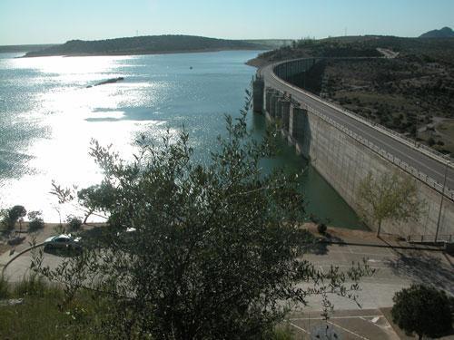 Regulación de las aguas El Guadiana, al tratarse de un rio de una gran longitud tiene numerosas presas, distribuidas en los tres cursos del rio.