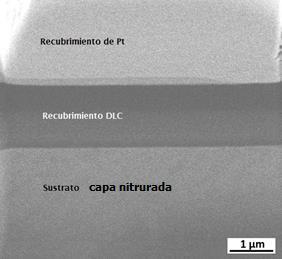 El recubrimiento resultó de 1,4 μm de espesor incluyendo la intercapa de silicio que se depositó previo al recubrimiento, presentó una interfase bien definida y regular con el sustrato, tanto en la