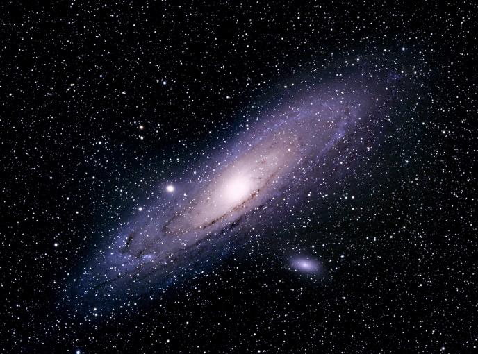 M31- Galaxia de Andrómeda Otras designaciones: NGC 224 Tipo: es una galaxia espiral gigante. Es el objeto visible a simple vista más alejado de la Tierra.