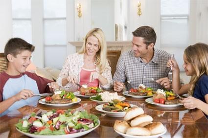 3. -Hacer juntos al menos una comida al día Desayunar, comer o cenar toda la familia