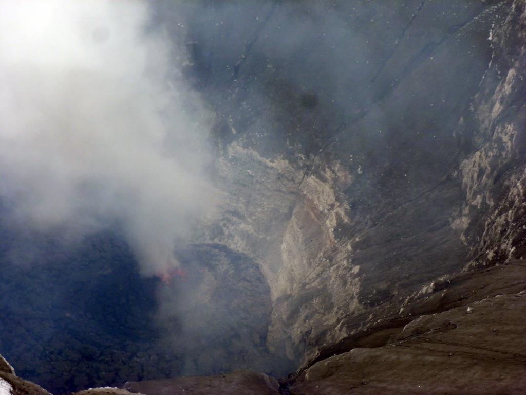 Fotografía obtenida por J. Acosta, Defensa Civil de Moquegua, el día 19 de Marzo, en donde se observa que la lava abarca toda la base del cráter del volcán Ubinas.