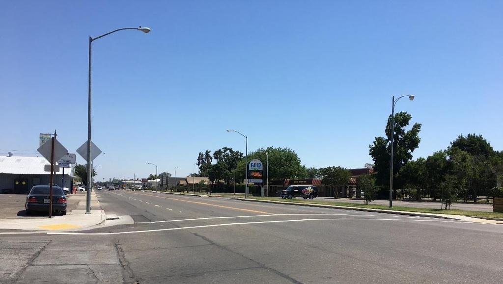Necesidad de mejoras de cruces A lo largo del vecindario alrededor de Tenaya Middle School (la secundaria Tenaya), el personal de Cal Walks notó muy pocos cruces marcados en las calles del vecindario.