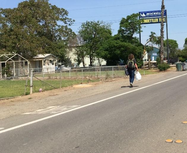 Los cruces peatonales marcados existen a lo largo de las rutas principales en la comunidad, aunque algunos están muy alejados.