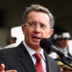 Política Usted tiene una imagen favorable o desfavorable del Ex-presidente Álvaro Uribe Vélez?