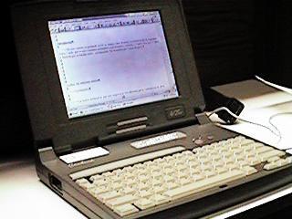 . Existen otros tipos de microcomputadoras, como la Macintosh, que no son compatibles con la IBM, pero que en muchos de los casos se les llaman también "PC s", por ser de uso personal.