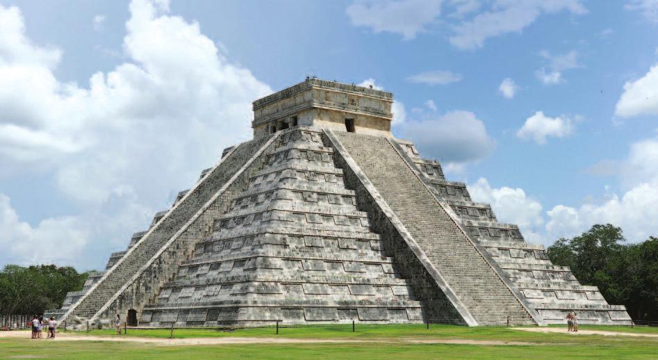 La ciudad fue un centro ceremonial que vivió muchas épocas y estuvo influenciada por diferentes culturas, principalmente por la tolteca.