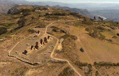 Los vecinos se enorgullecen cuando presentan a Marcahuamachuco como la Machupicchu de la sierra norte del Perú, nadie se pone de acuerdo a la hora de explicar el por qué este enigmático y monumental