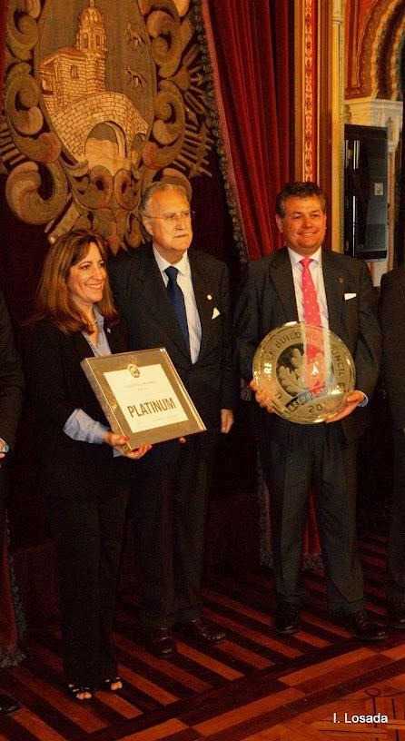 De. Izq. A Dcha.: Zaida Basora representando al USGBC hace entrega del Certificado, Iñaki Azkuna, Alcalde de Bilbao, Aurelio Ramirez representando al SpainGBC hace entrega de la Placa de Cristal.