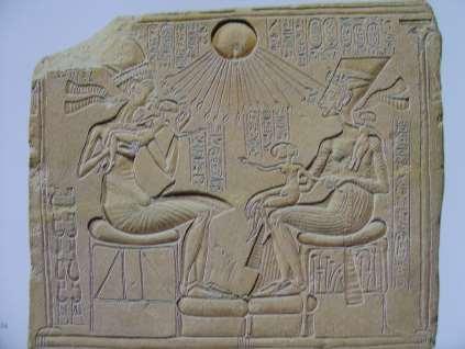 Los relieves siguen el modo de representación de la ley de la frontalidad pero deja de haber diferencias en el tamaño del faraón y de la reina, aunque los hijos siguen