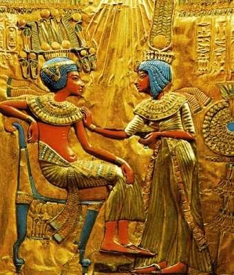 Tutankamon es erigido faraón a edad muy temprana (por la muerte de su padre).